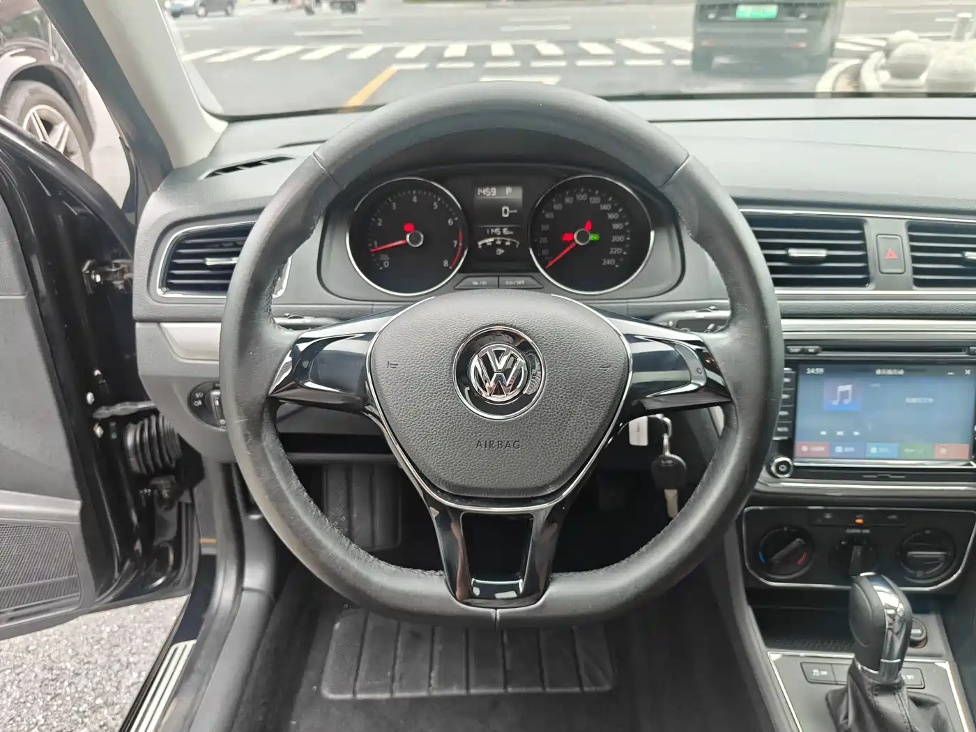 Volkswagen Lavida 2015 1.6L Automatic Comfort Edition фото 8