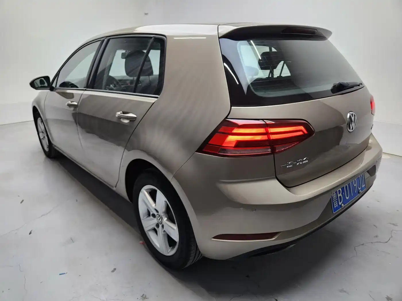 Фото 3 - Volkswagen Golf