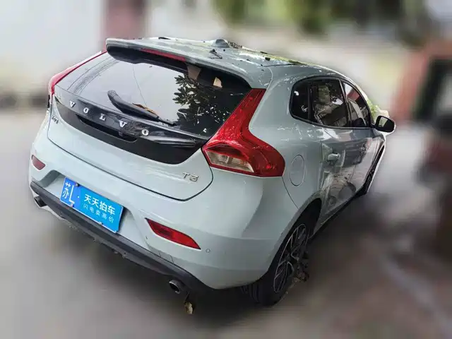 Volvo V40 2016 T3 Comfort Edition — фото 2
