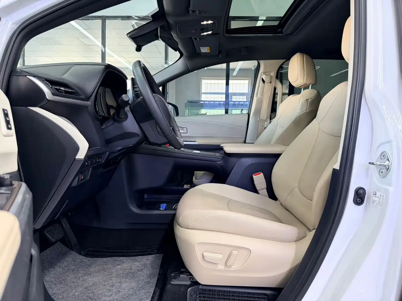 Toyota Granvia 2023 2.5L Hybrid Prestige PLUS Edition фото 8