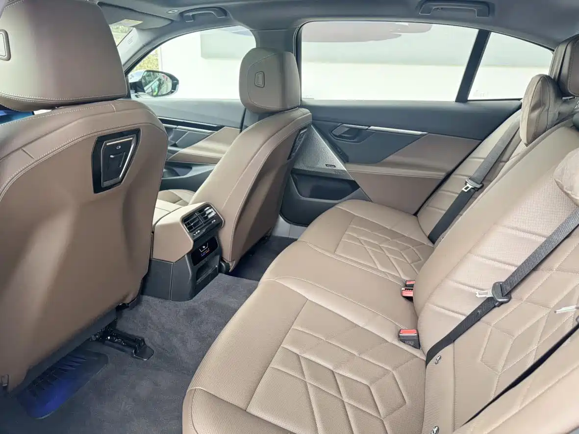 BMW 5 Series 2024 525Li M Sport Package фото 14