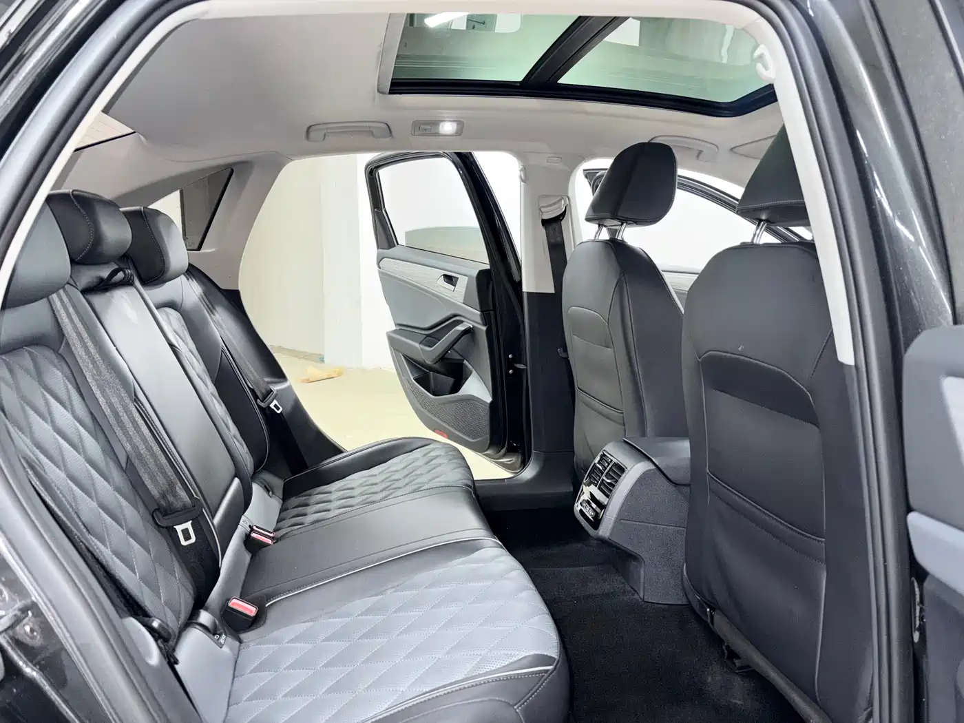 Volkswagen Sagitar 2023 Model Year 280TSI DSG Surpass Edition фото 9