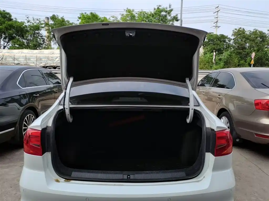 VOLKSWAGEN BORA