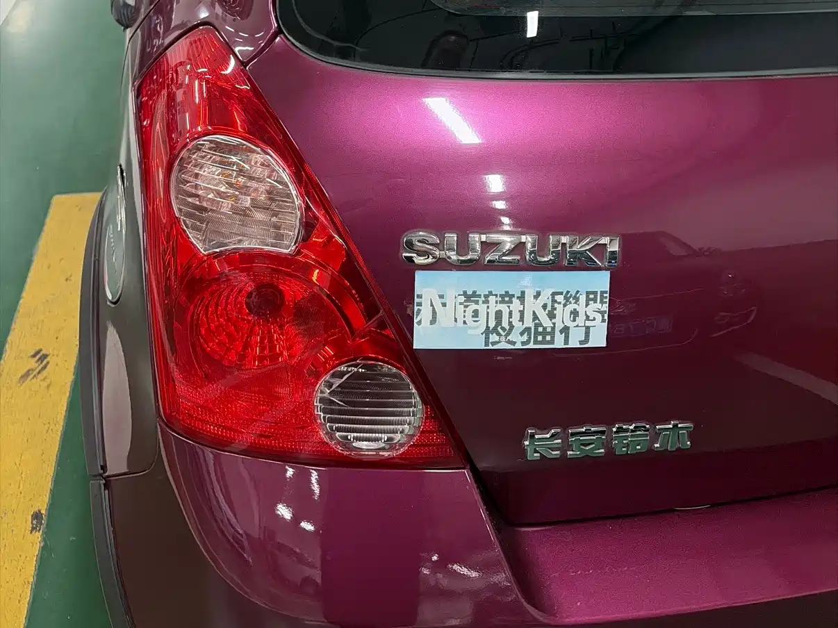 Фото 14 - Suzuki Swift