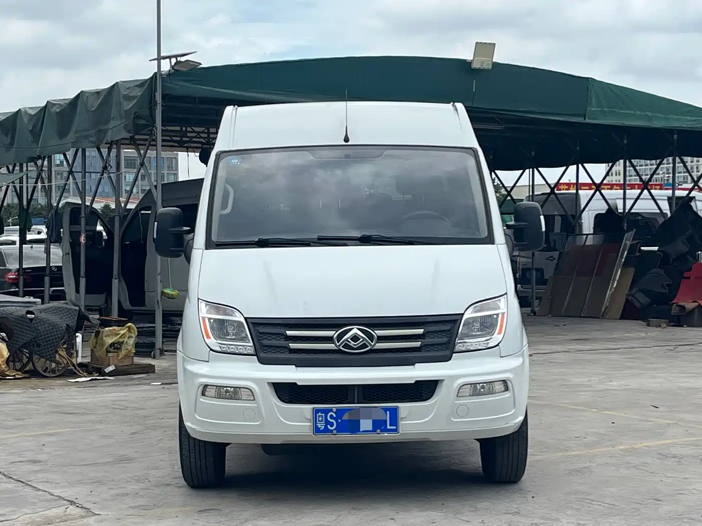 SAIC Maxus Xintu V80 2023 2.0T PLUS Manual All-round King Long Wheelbase Medium Roof 6/7/8/9-seater фото 2