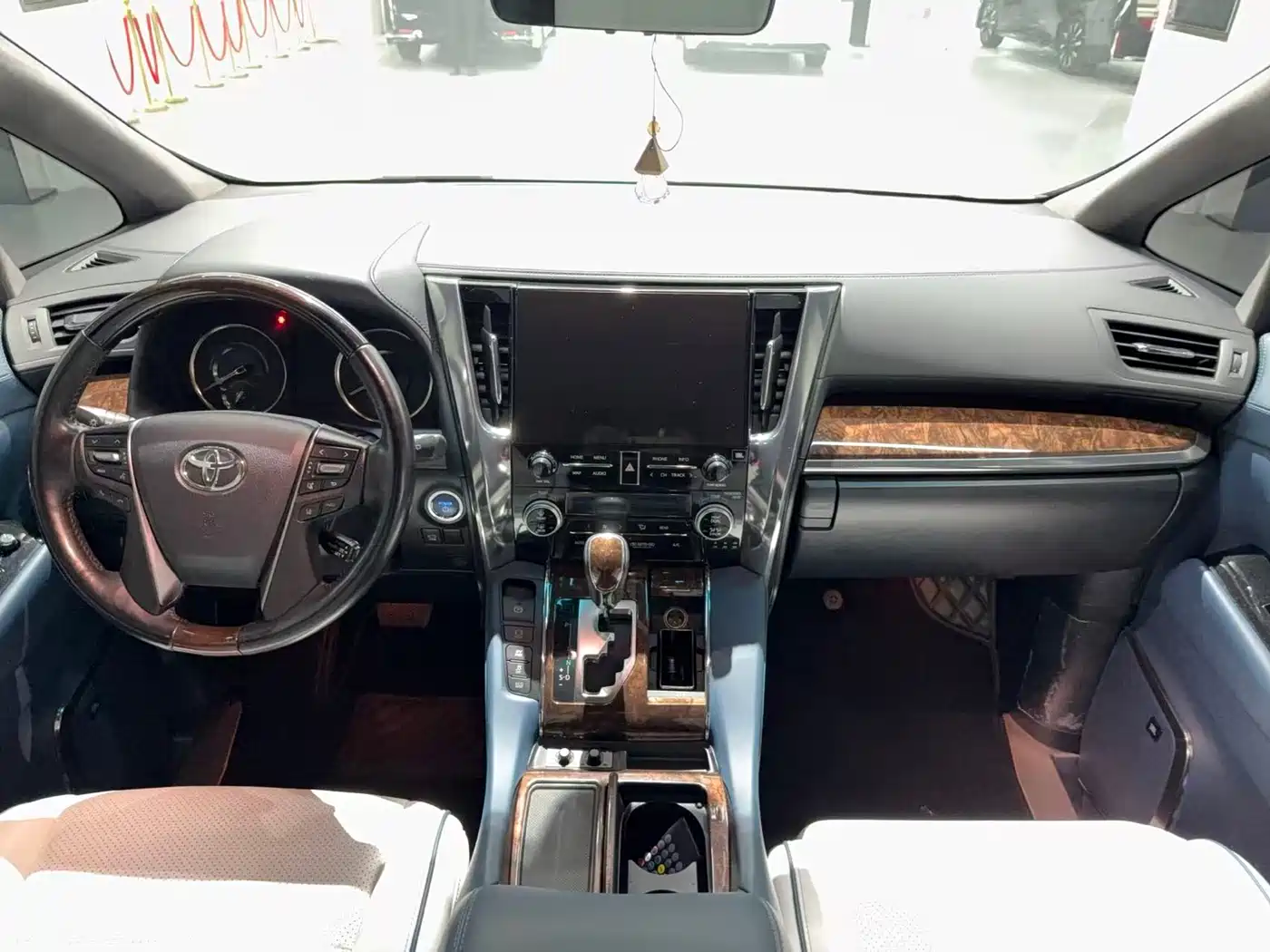 Toyota Alphard 2021 Hybrid 2.5L Luxury фото 11
