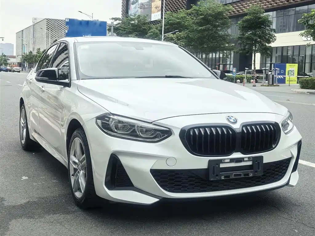 BMW 1 Series 2021 120i M Sport Shadow Edition фото 3