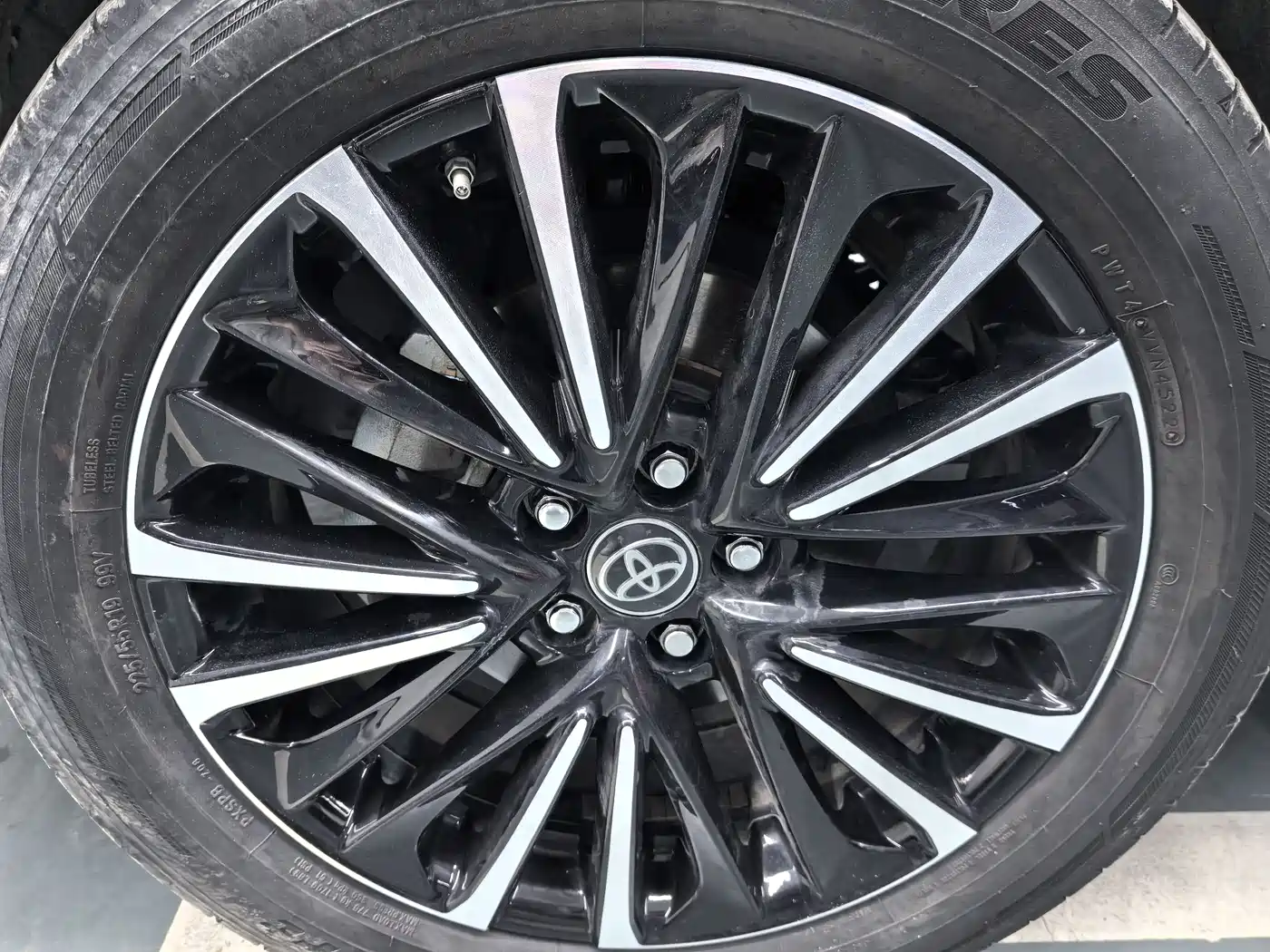 Toyota Venza 2022 Dual Engine 2.5L CVT 2WD Premium фото 15