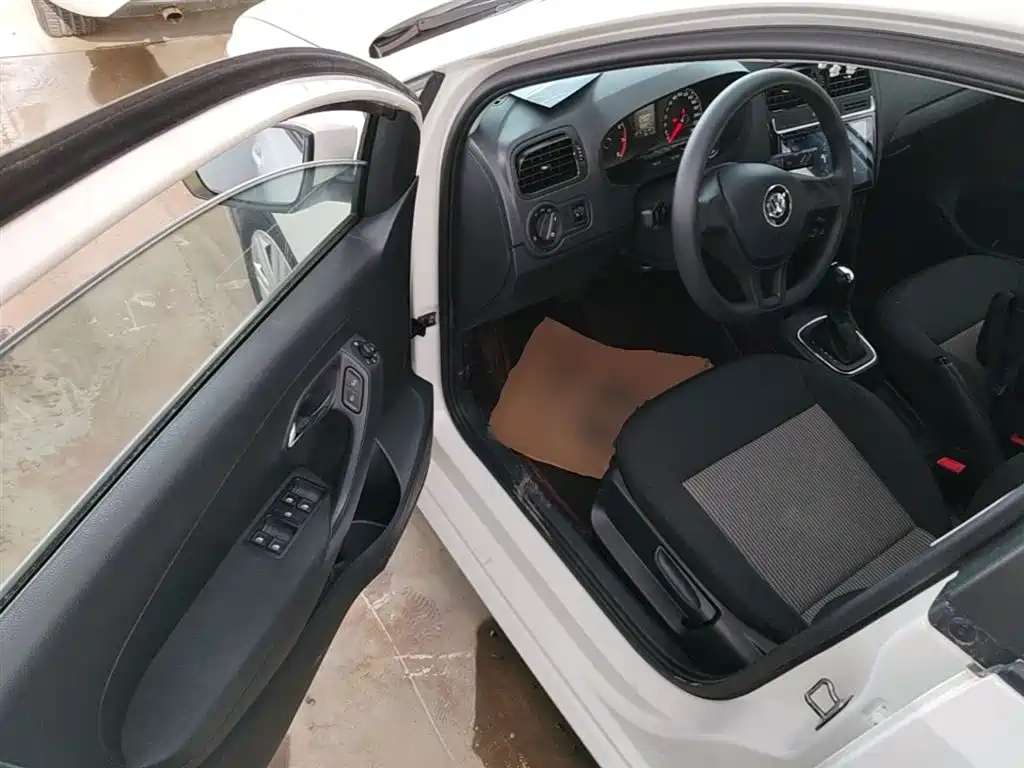 Volkswagen Polo 2016 1.4L Automatic Trend фото 16