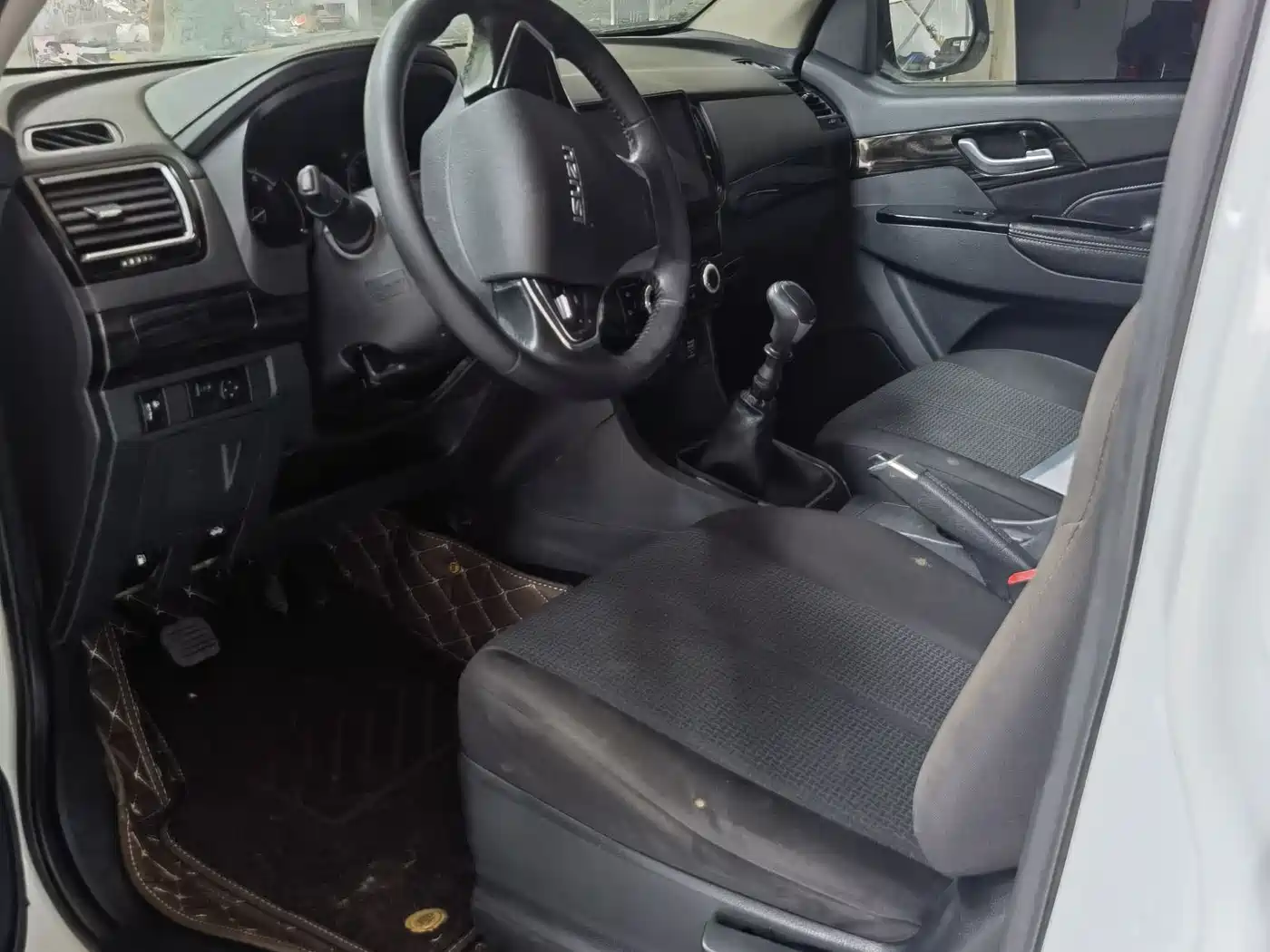 Isuzu Lingtuo 2019 2019 2.5T 2WD Manual Luxury Extended JE4D25Q5A