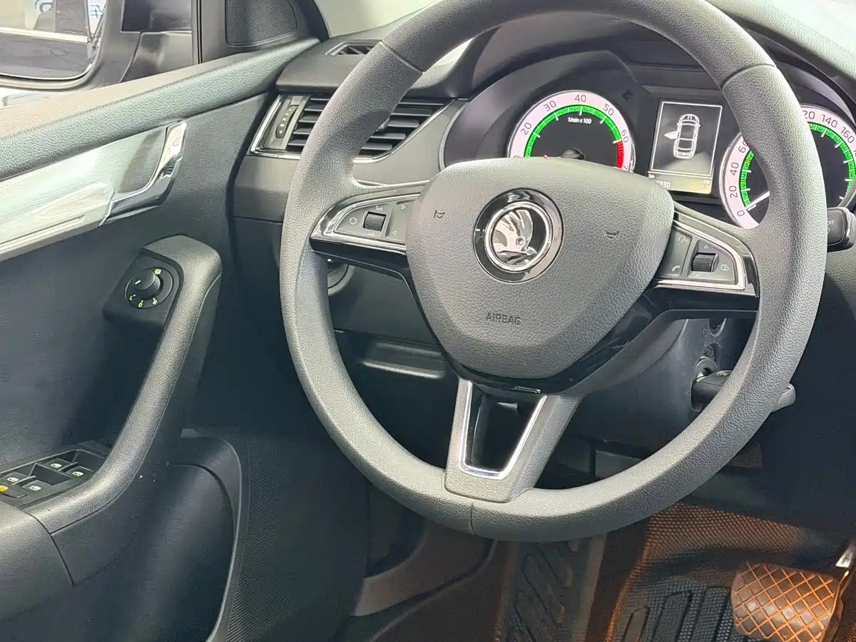 Škoda Octavia 2019 TSI280 DSG Smart Drive Luxury Edition China VI фото 18
