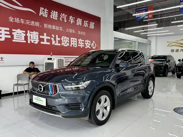 Volvo XC40 2022 Model T4 AWD Smart Drive Fashion Edition — фото 1