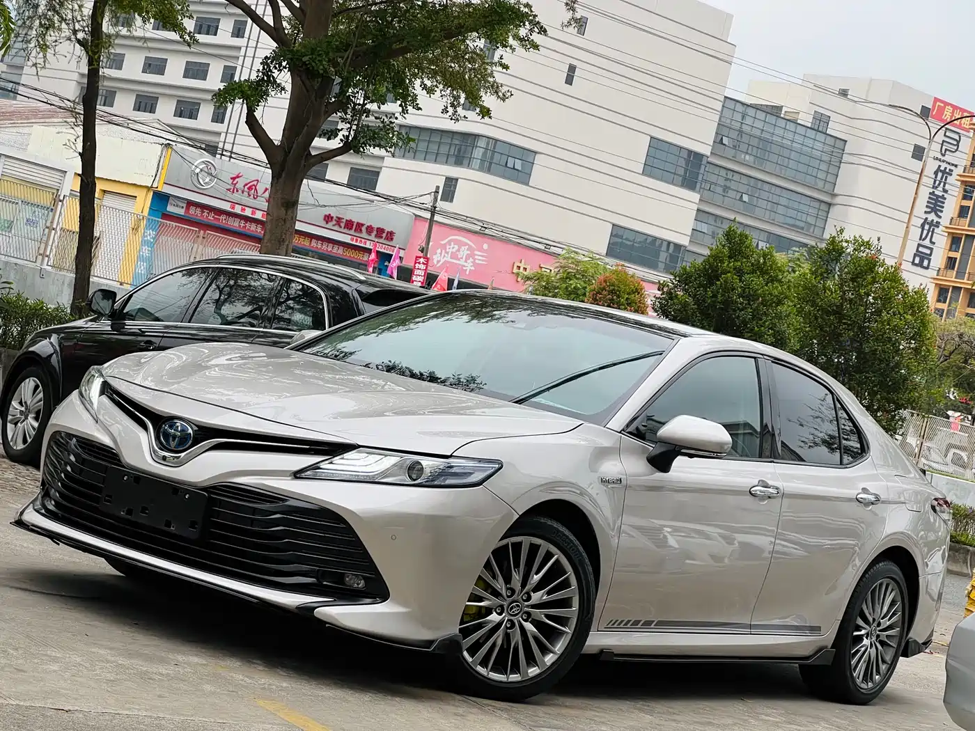 Toyota Camry 2019 Facelift Hybrid 2.5HG Luxury Edition фото 2