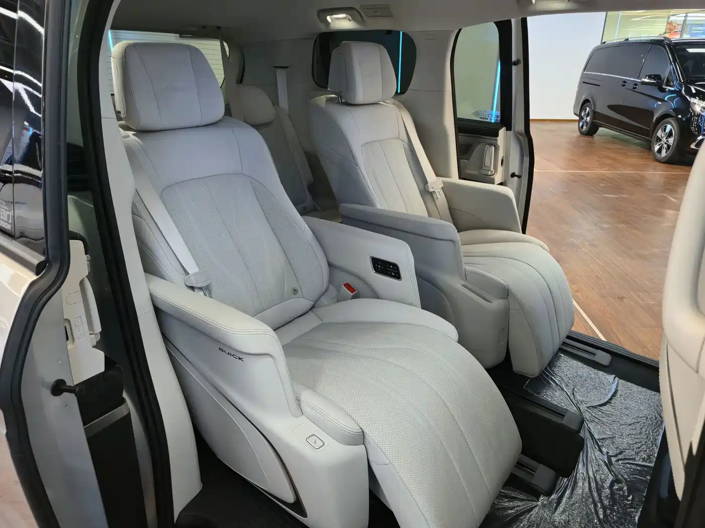 Buick GL8 New Energy 2024 2024 Landglory Luxury Edition 7-Seater