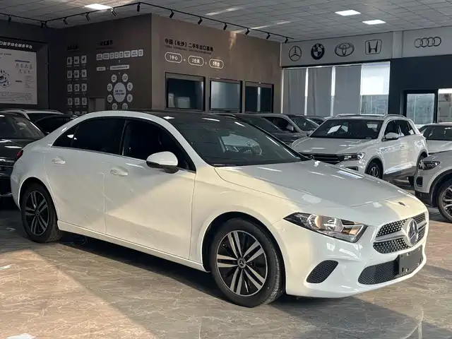 Mercedes-Benz A-Class 2022 A 180 L — фото 3