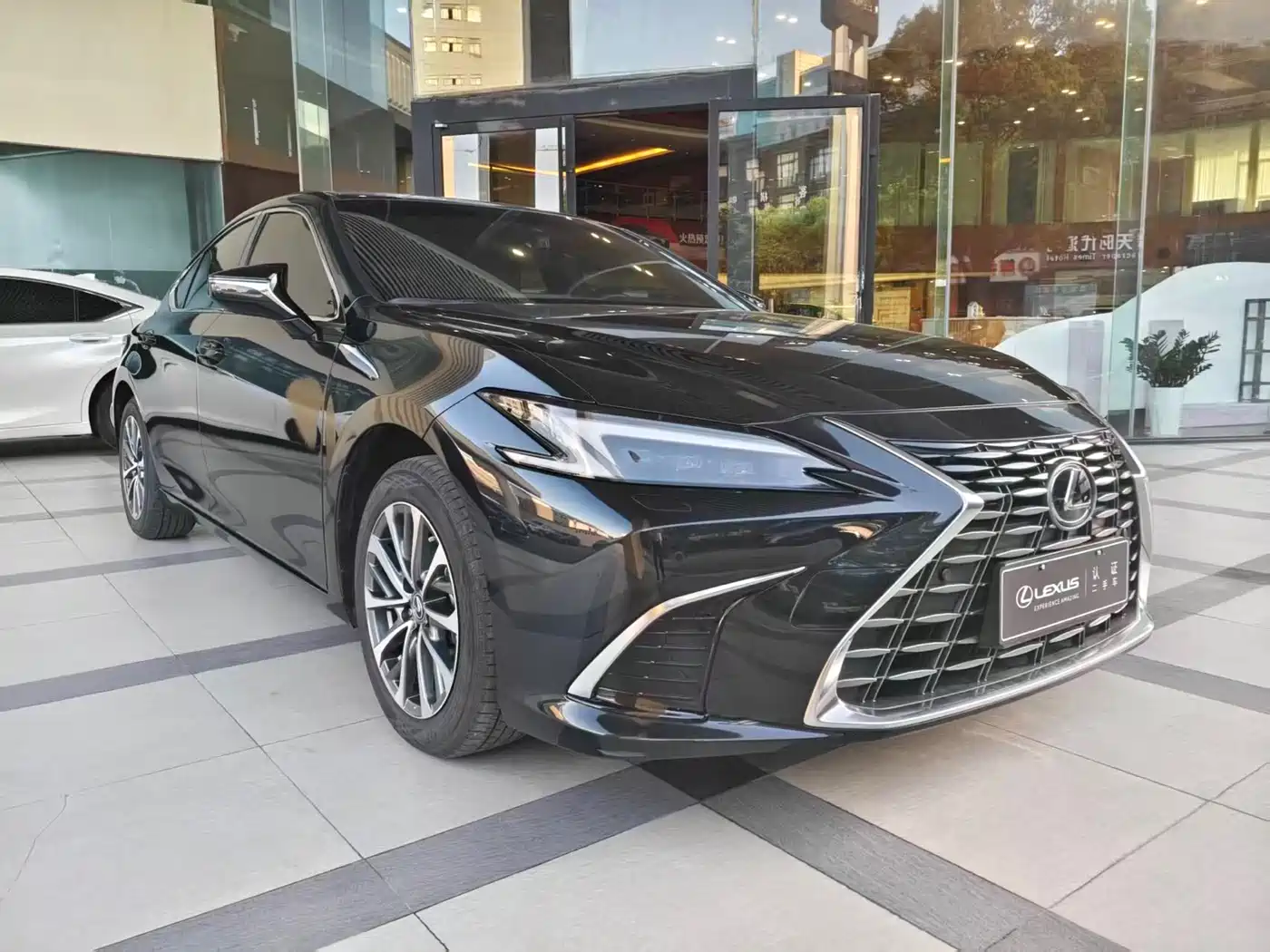 Lexus ES 2025 200 Ultimate Edition фото 9