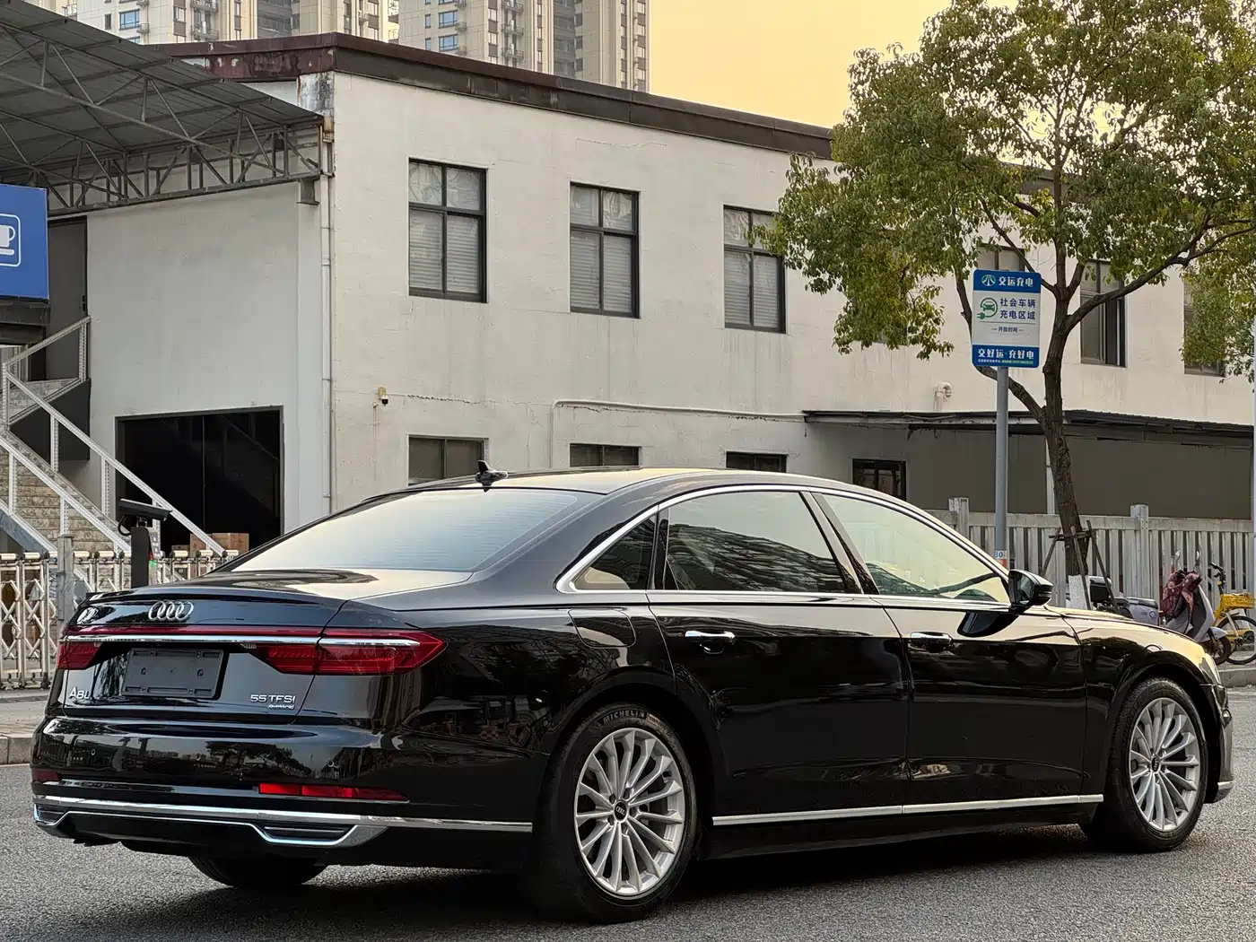 Audi A8 2022 A8L 50 TFSI quattro Comfort Collector's Edition фото 4