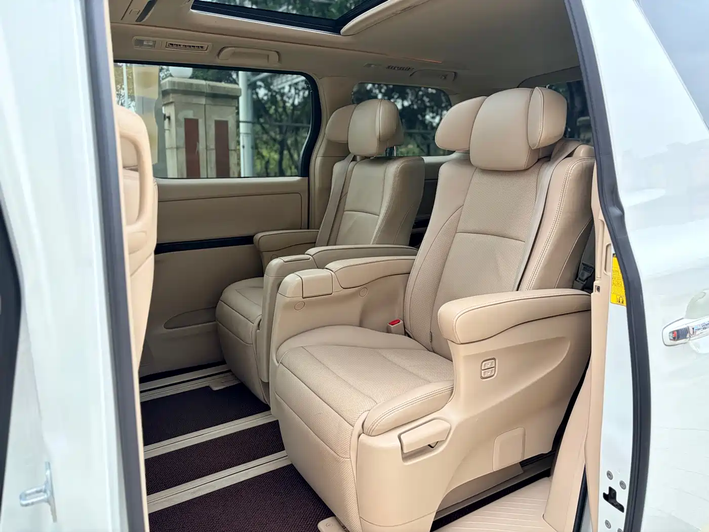 Toyota Alphard фото 6
