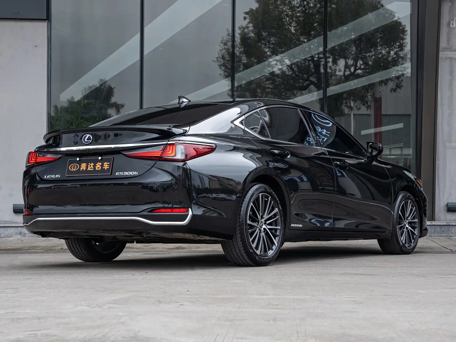 Photo 4 - Lexus ES