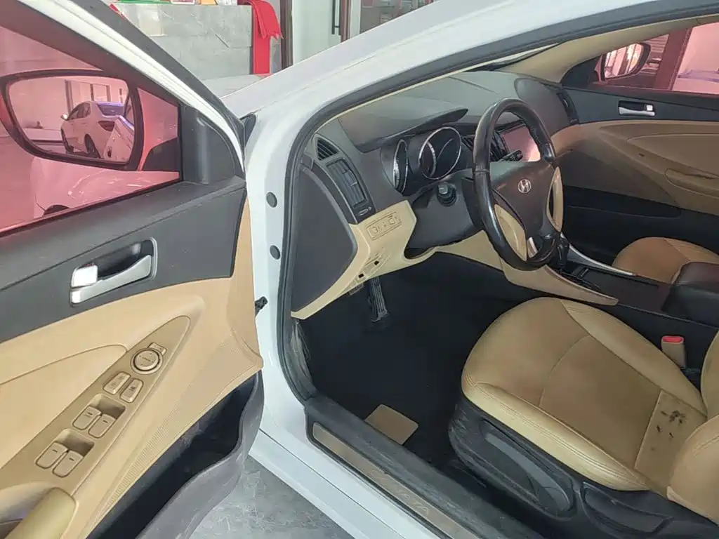 Photo 16 - Hyundai Sonata