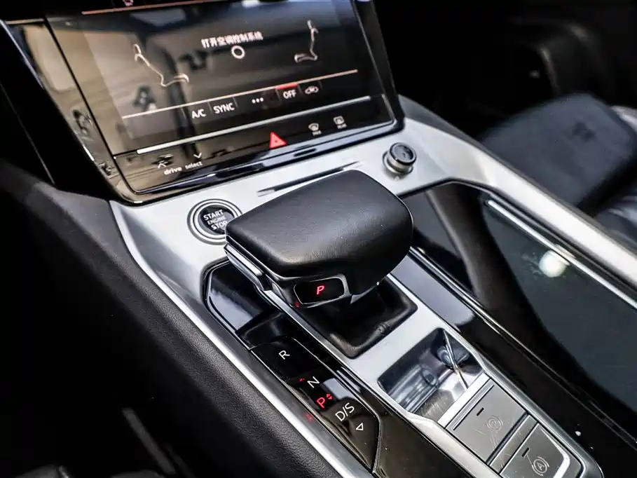 AUDI Q6