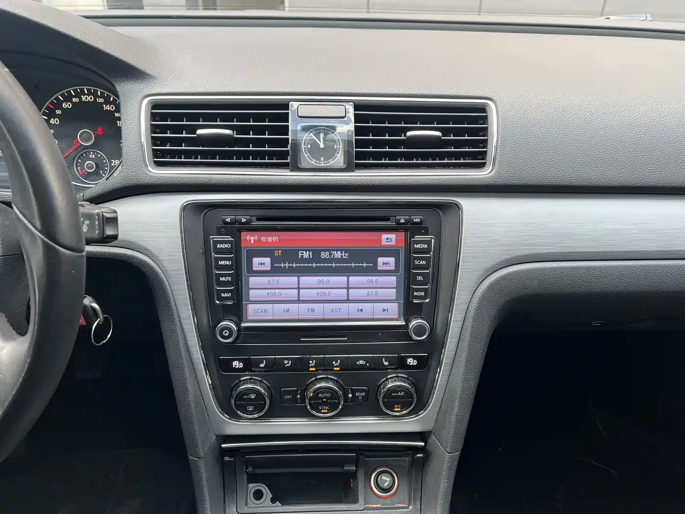Volkswagen Passat 2014 1.4TSI Manual Luxury Edition фото 15
