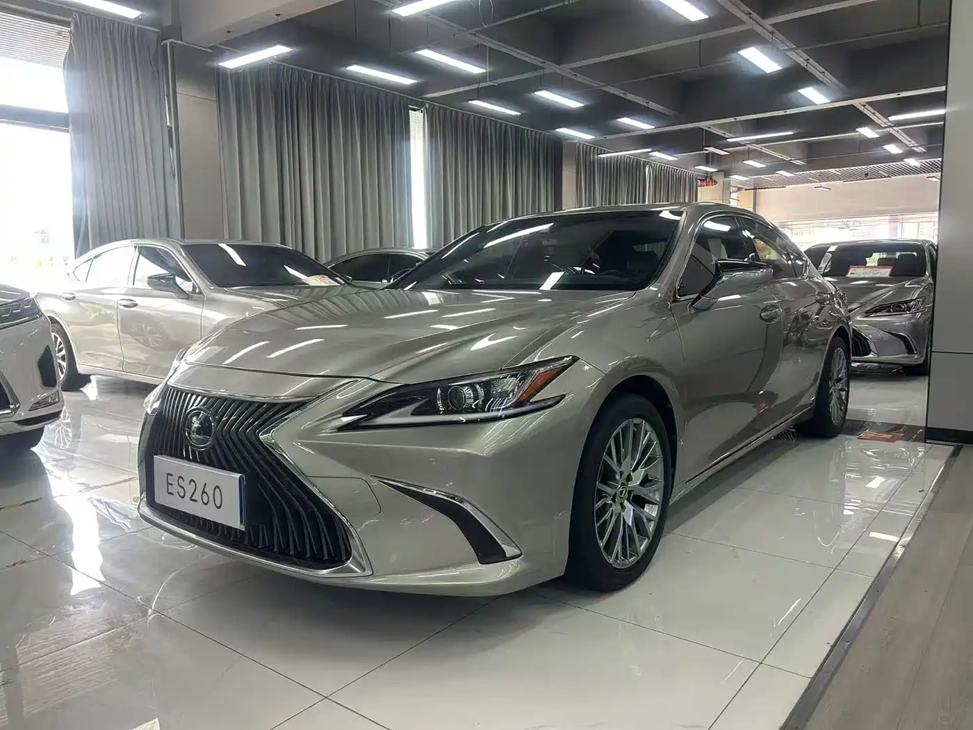 Photo 1 - Lexus ES