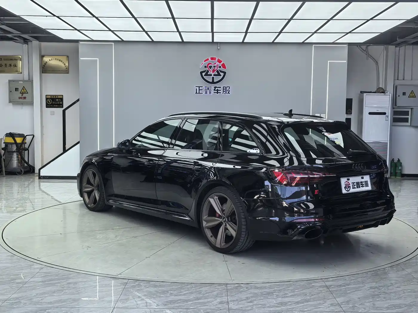 Audi RS 4 2021 RS4 Avant Dark Gold Edition фото 16