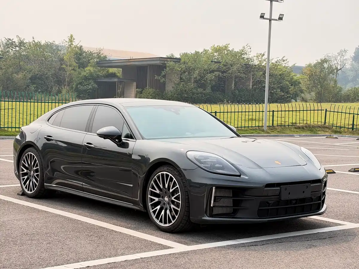 Photo 3 - Porsche Panamera