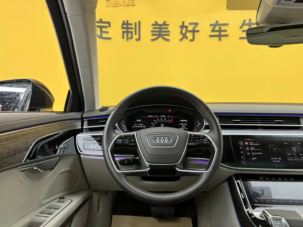 Photo 33 - Audi A8
