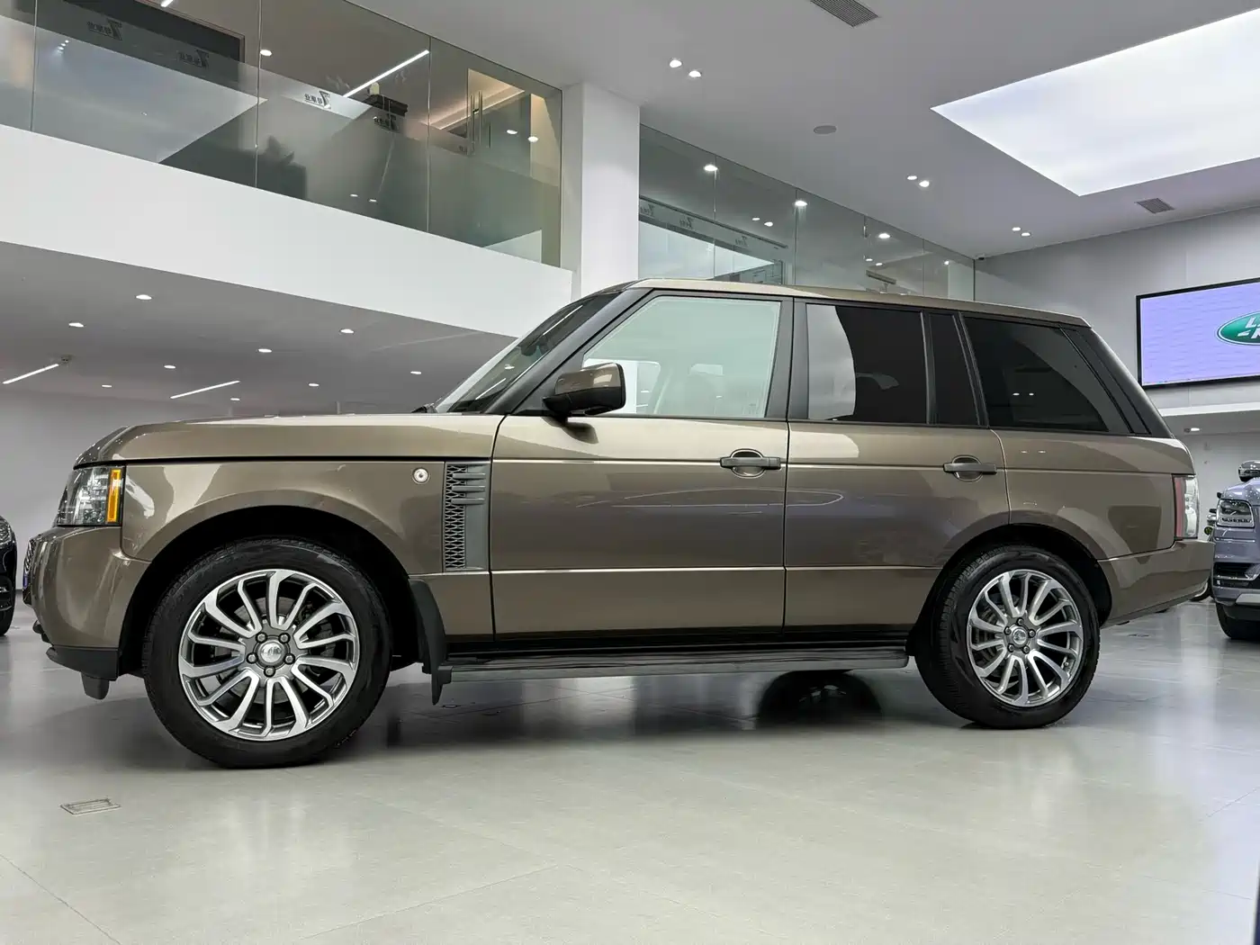 Land Rover Range Rover 2011 5.0 NA V8 HSE фото 4