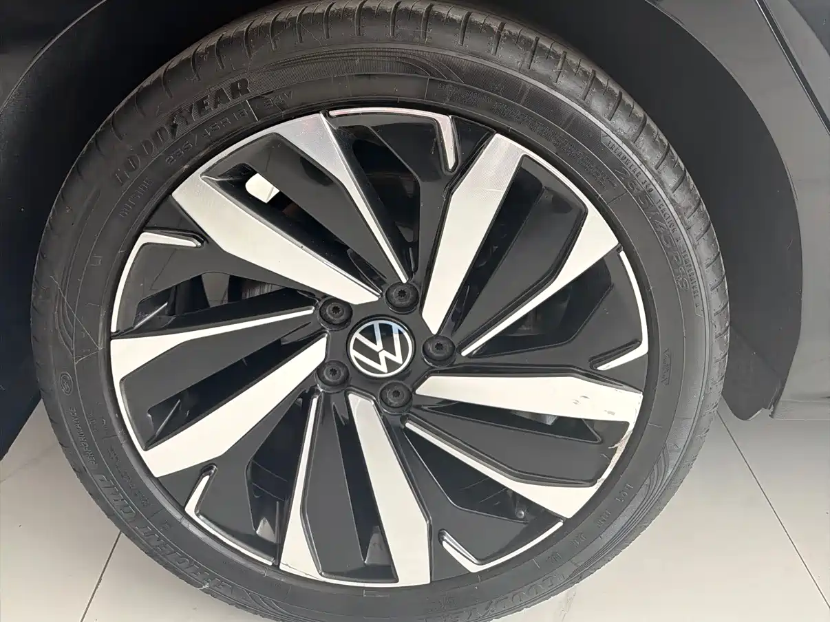 Volkswagen Passat 2022 330TSI Starlight Luxury Edition фото 15