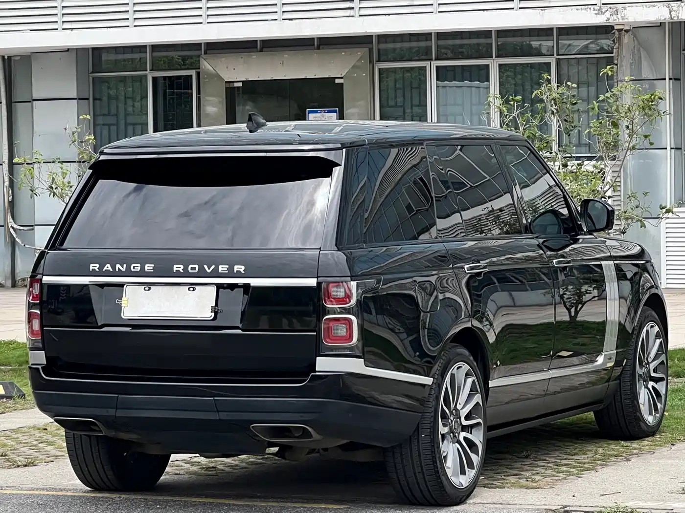 Land Rover Range Rover 2022 3.0 L6 400PS Prestige Genesis Extended Edition фото 4