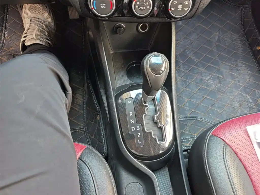 Kia K2 2015 Hatchback 1.4L AT GLS Cool Edition фото 14
