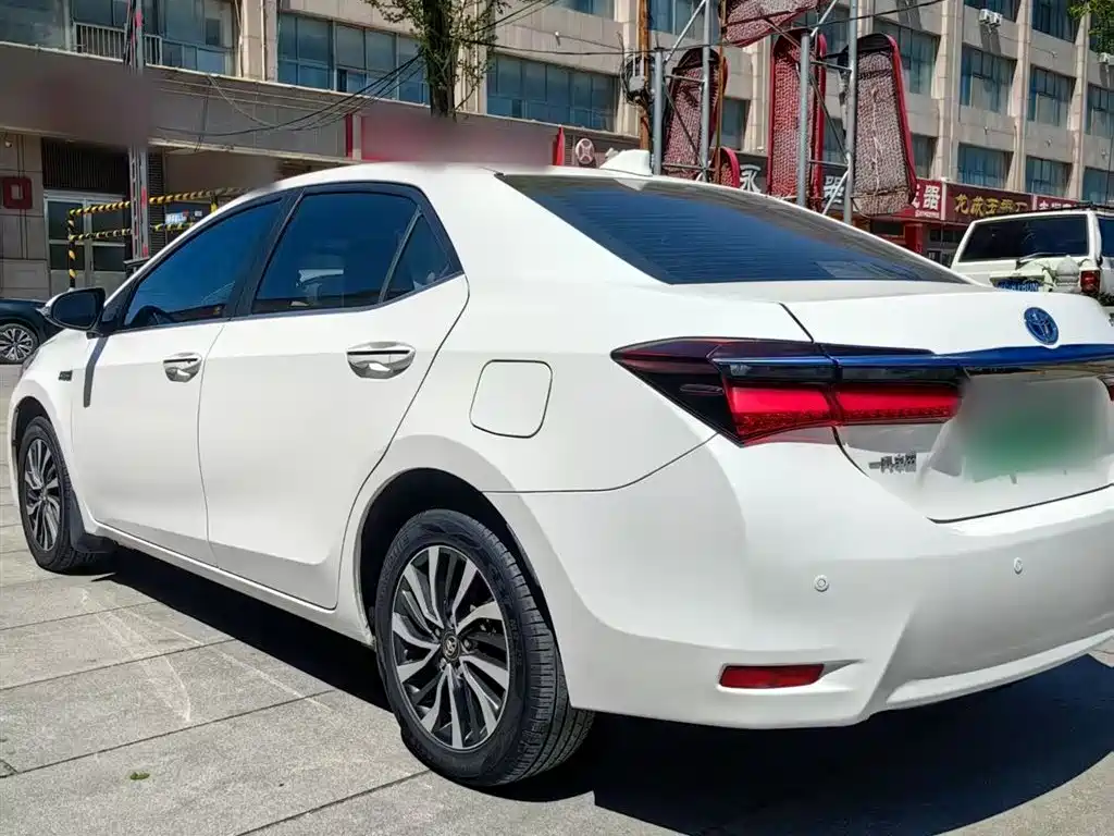 Toyota Corolla Twin Engine E+ 2019 1.8L E-CVT Leading Edition фото 4