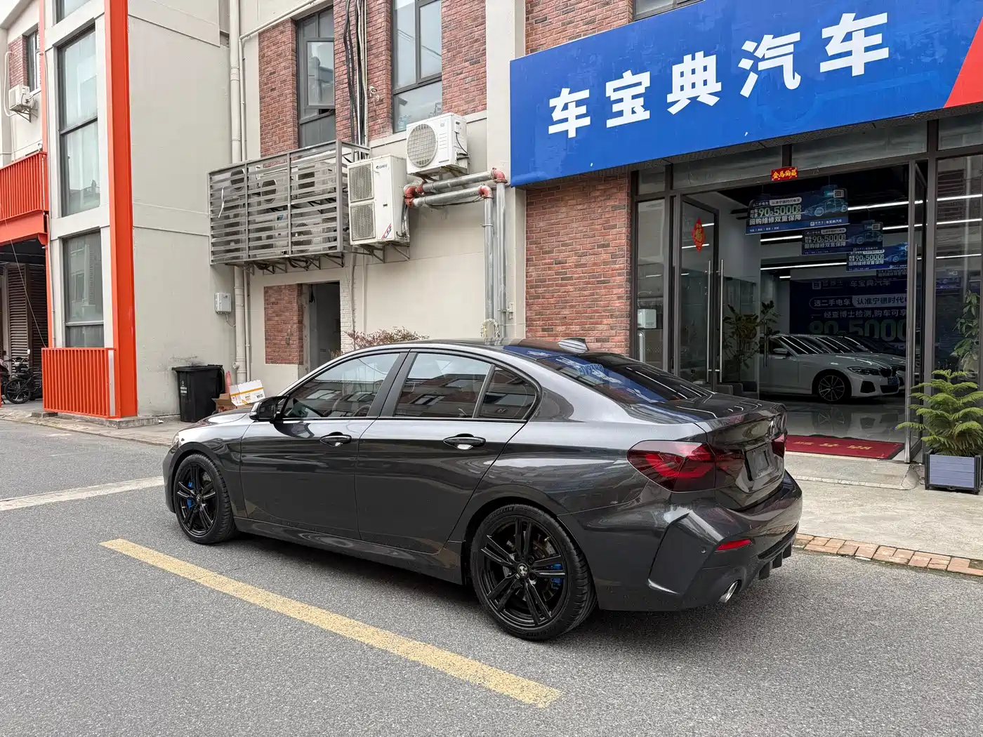 BMW 1 Series 2023 120i M Sport Shadow Edition фото 5