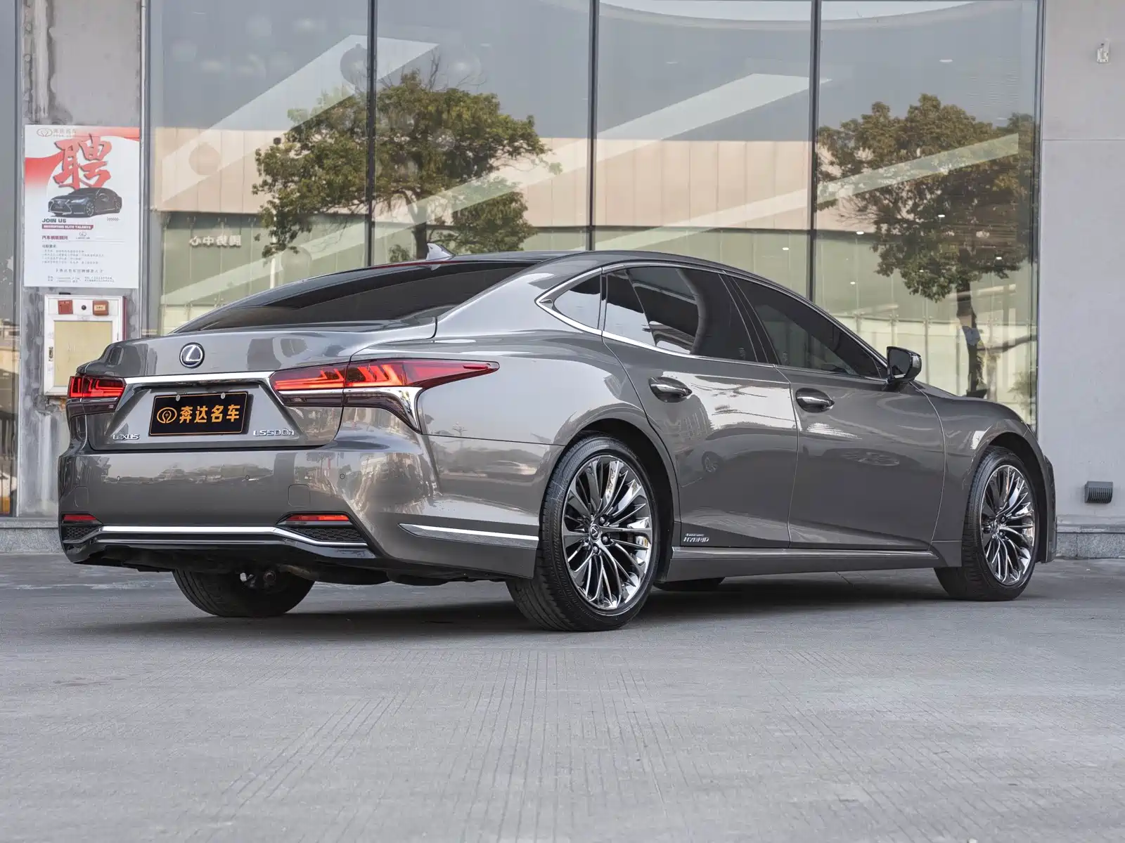 Фото 3 - Lexus LS