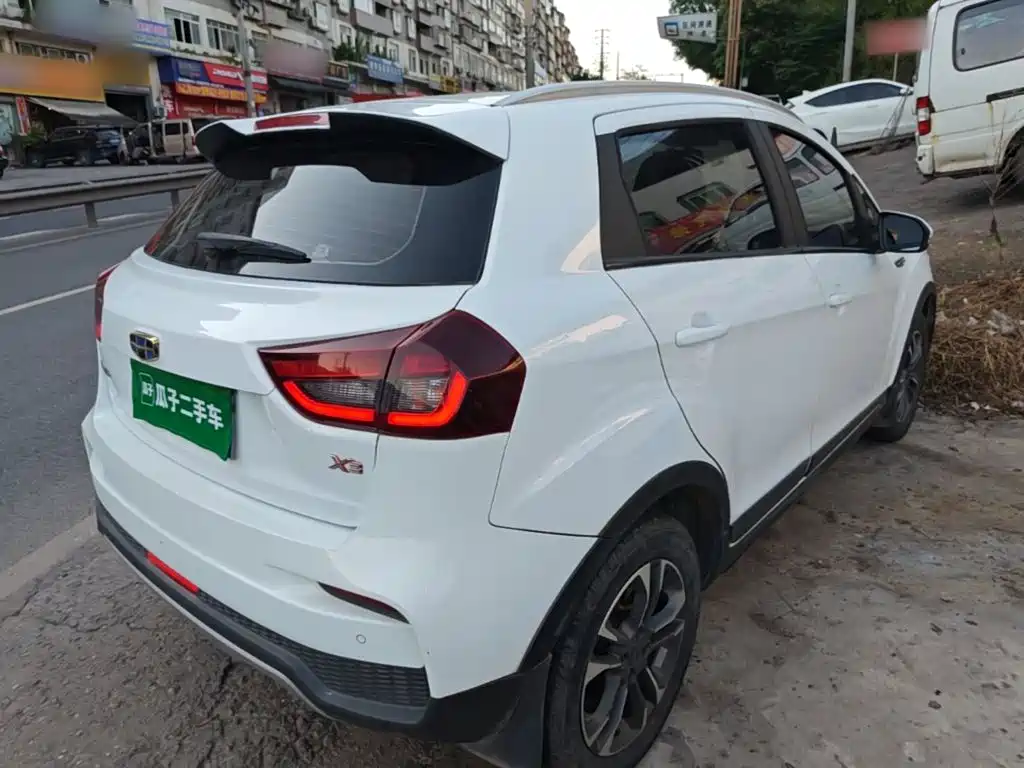 Фото 7 - Geely Vision X3