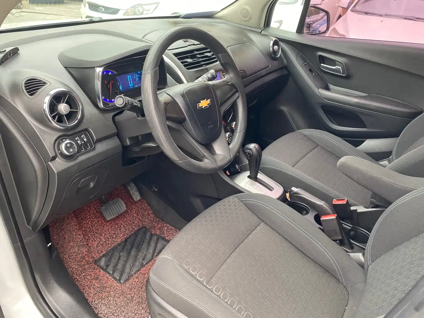 Chevrolet Trax 2016 1.4T Automatic 2WD Comfort Sunroof Edition фото 7