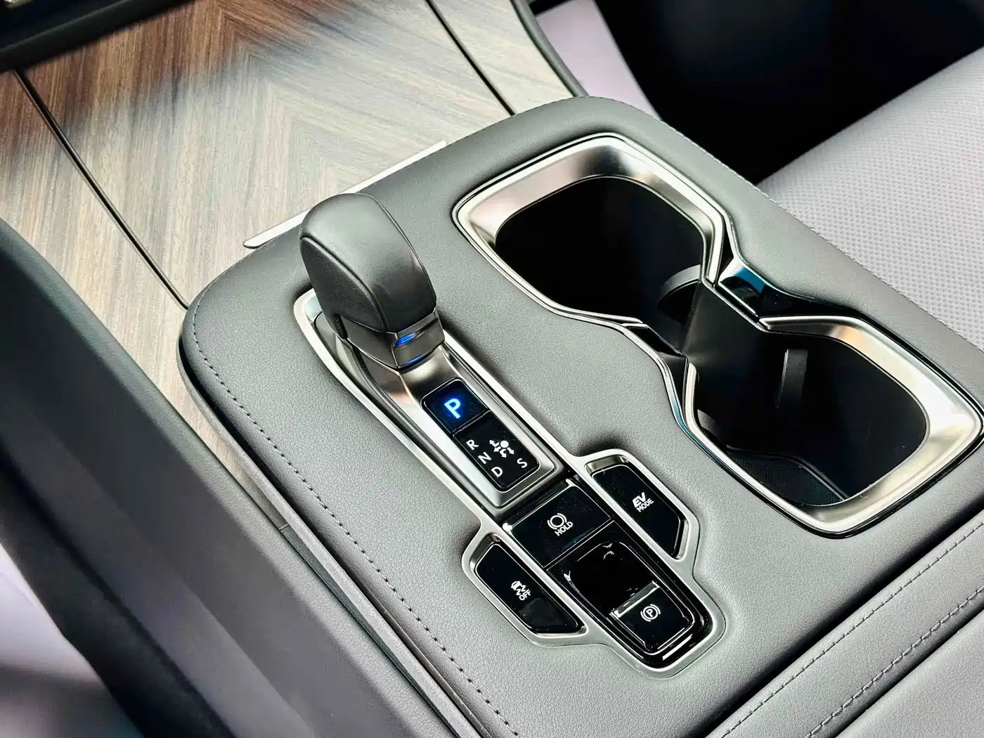 Lexus LM 2023 350h 7-Seater Elegance Edition фото 10