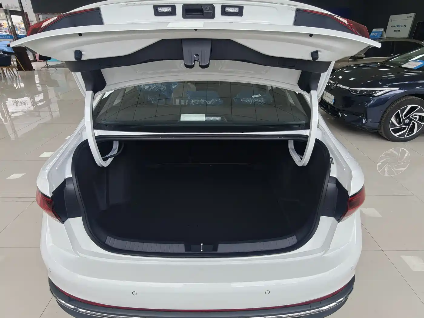 Volkswagen Sagitar 2025 300TSI DSG Flying Leap Edition фото 12