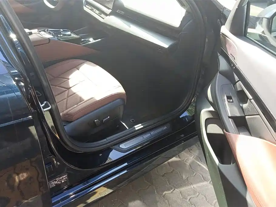 BMW 5 Series 2024 525Li M Sport Package фото 8