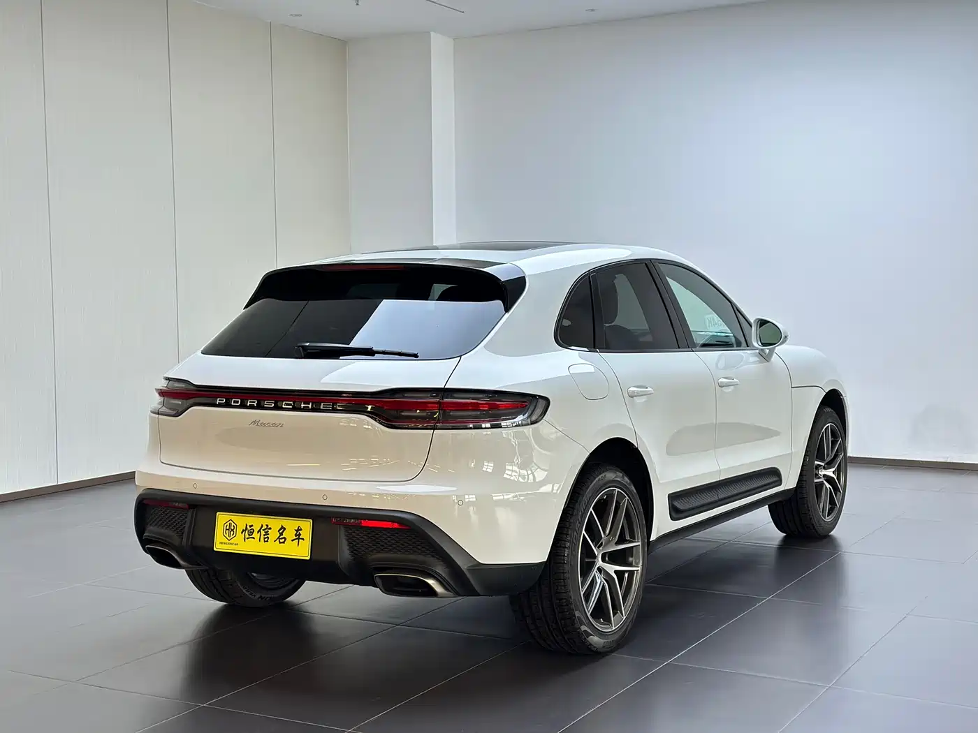 PORSCHE MACAN