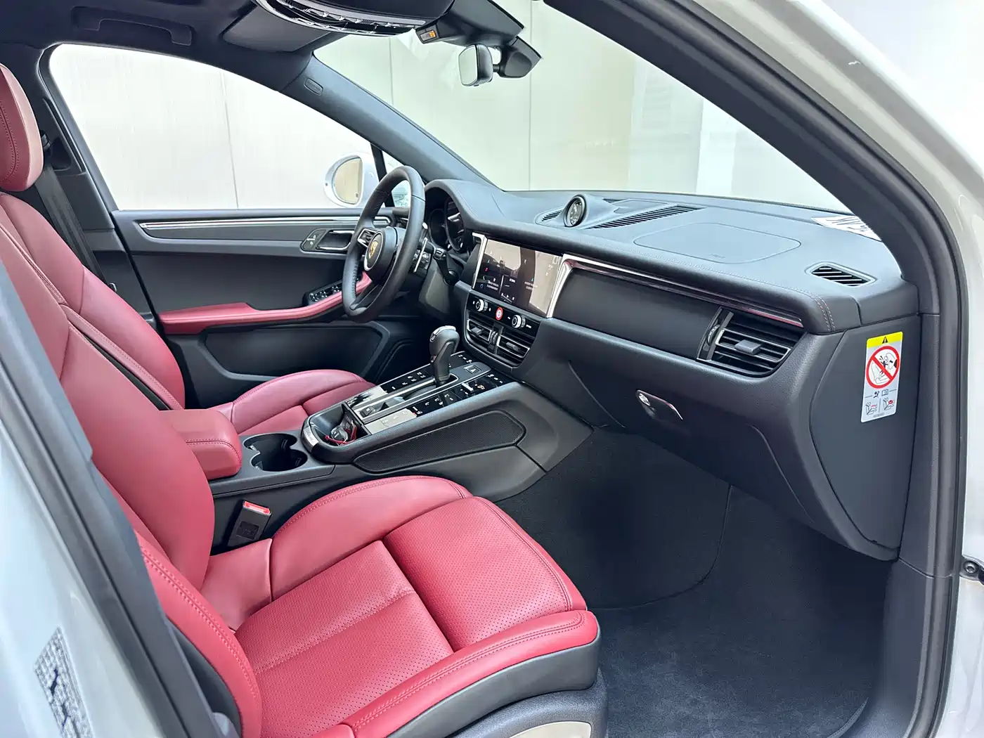PORSCHE MACAN