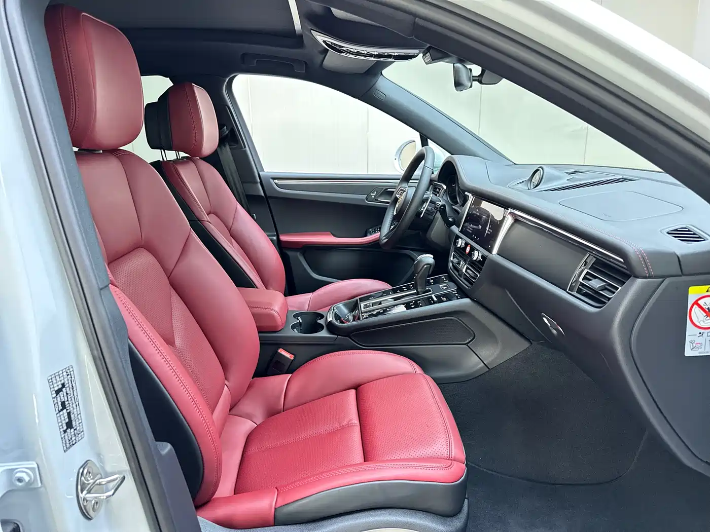 PORSCHE MACAN