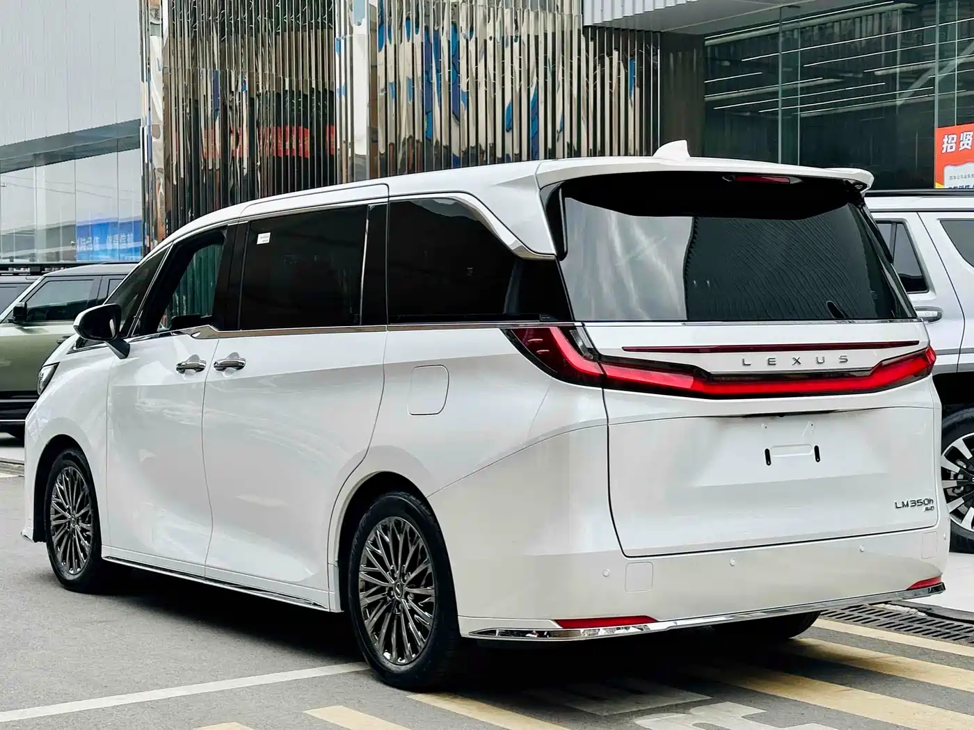 Lexus LM 2023 350h 7-Seater Elegance Edition фото 5