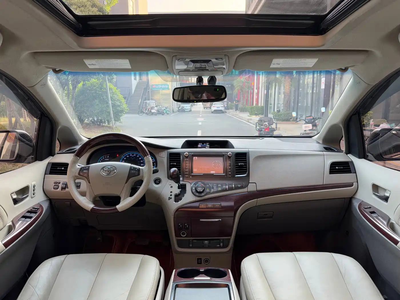 Toyota Sienna 2011 2011 3.5L 4WD Automatic