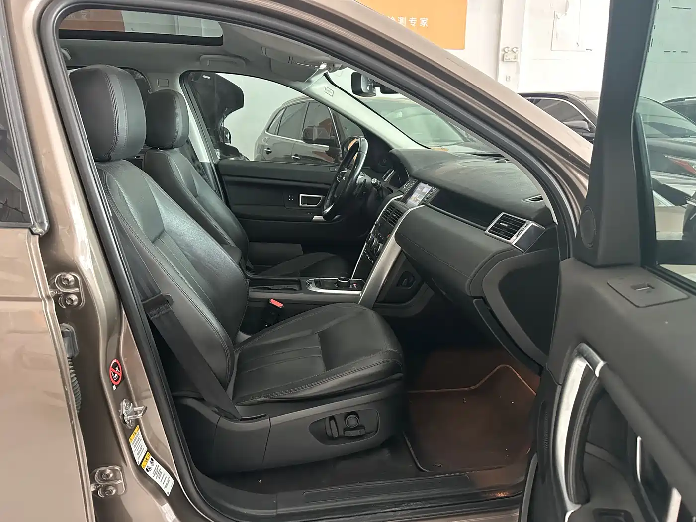 Land Rover Discovery Sport 2017 2.0T HSE фото 7
