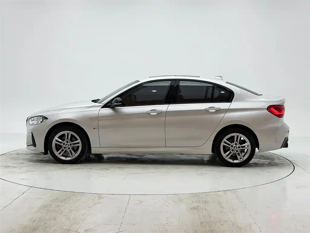 BMW 1 Series 2022 120i M Sport Shadow Edition фото 7