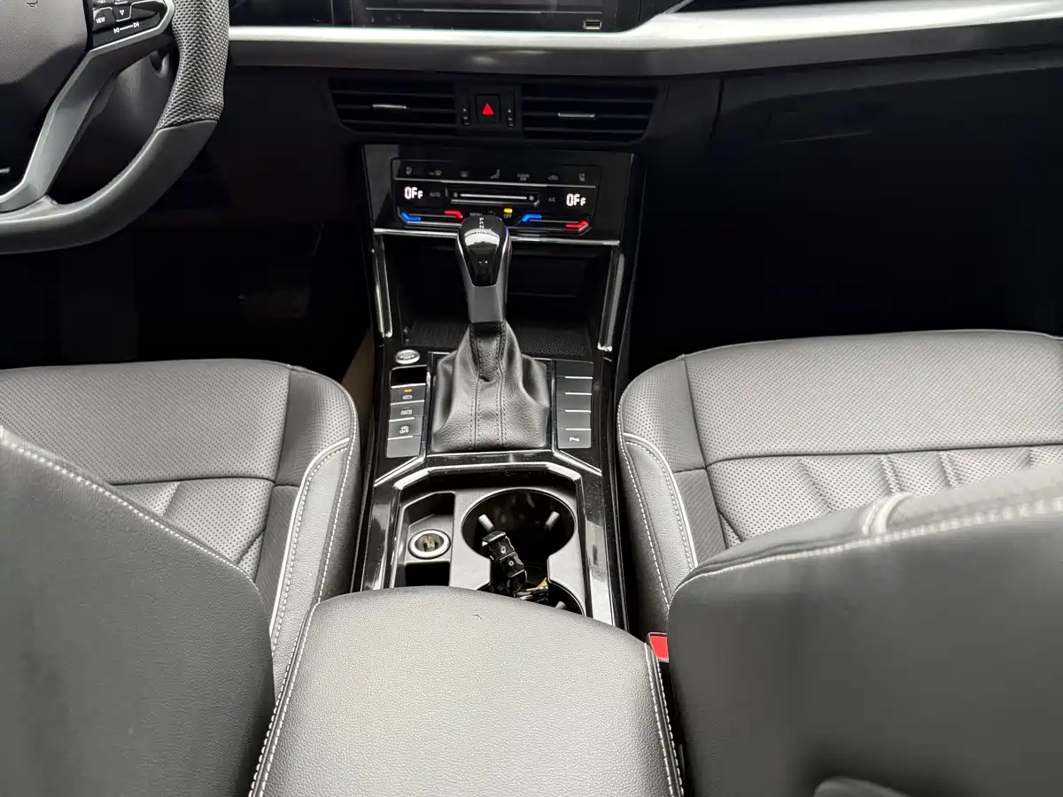 Volkswagen Passat 2024 380TSI Starlight Luxury Edition фото 12